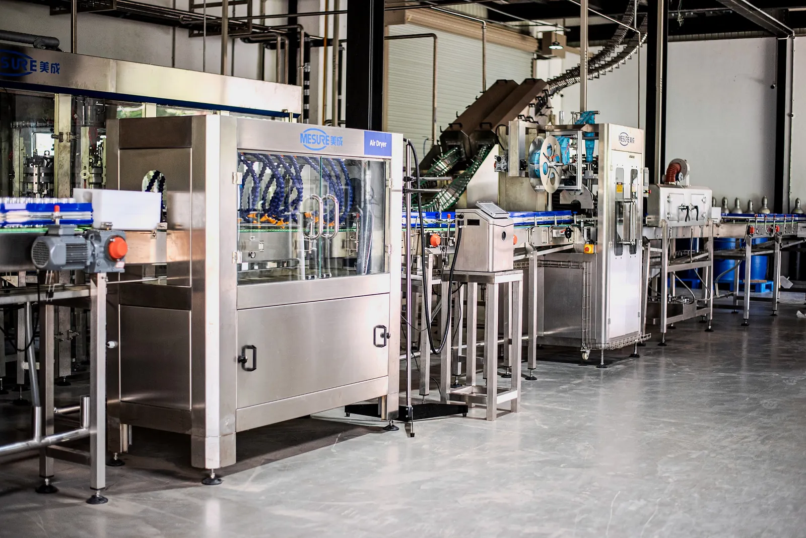 Automatic beverage filling line with stainless steel fillers and conveyors