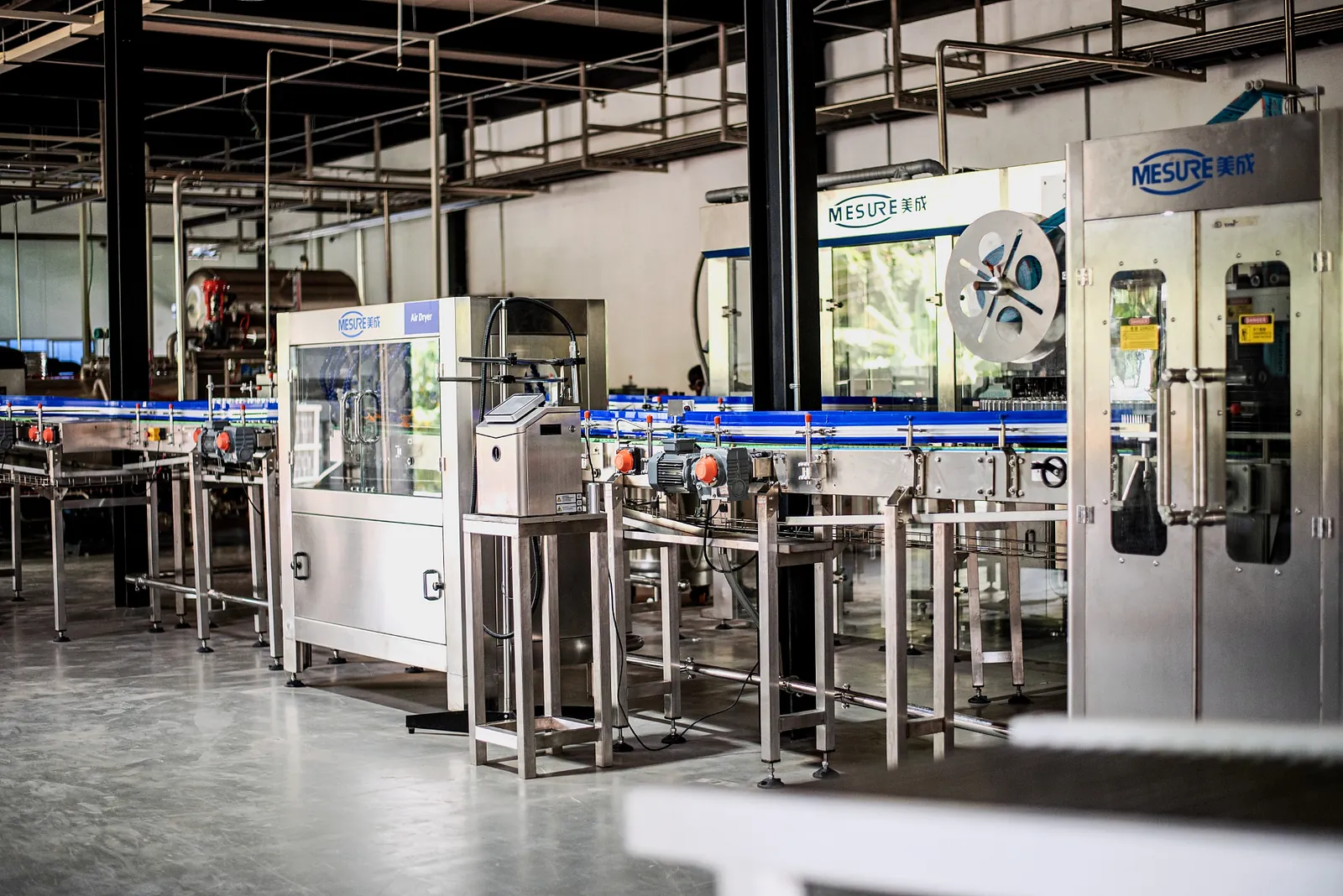 Filling machines running cans along the automatic line